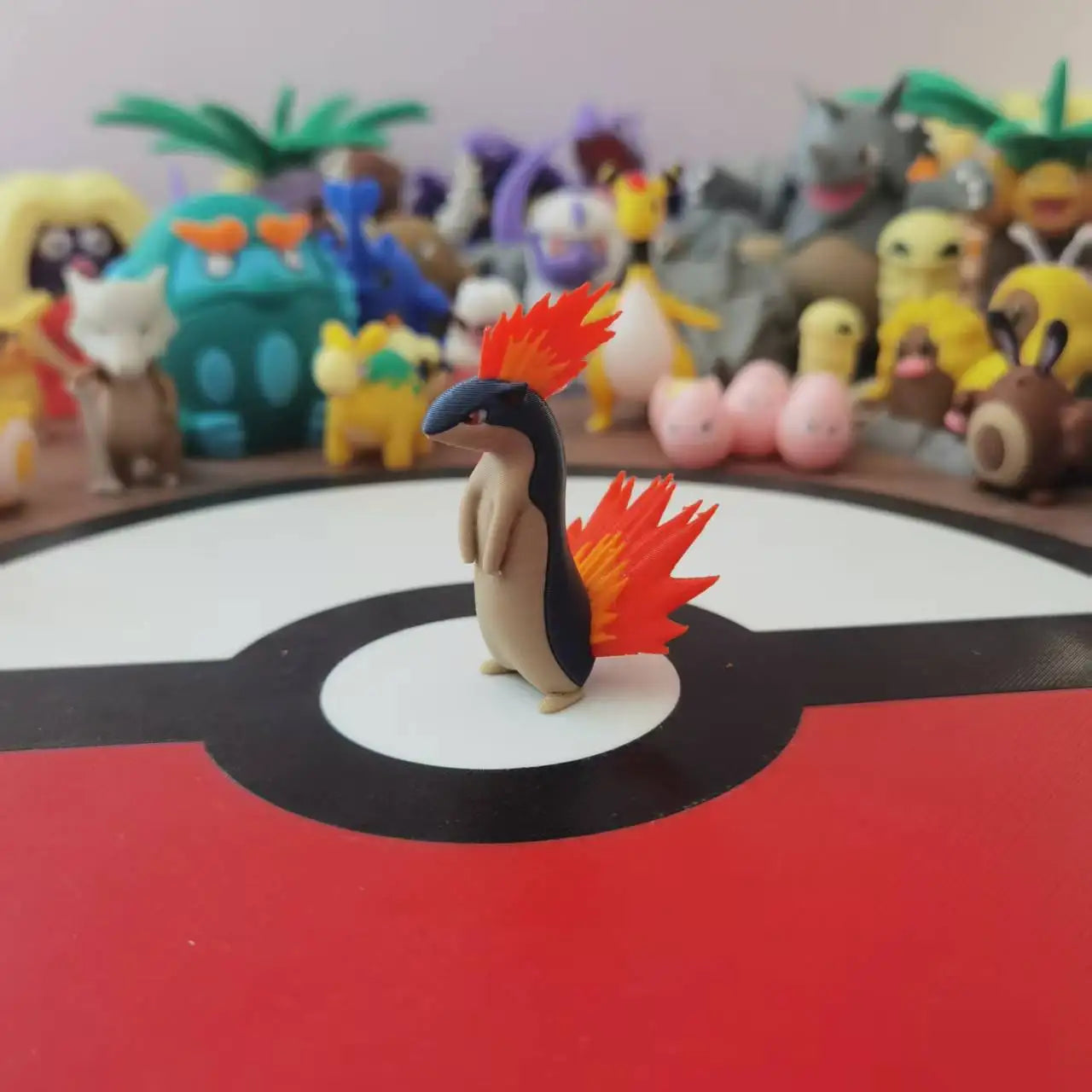 Figurines Pokémon du starter Feu de Johto : Héricendre, Feurisson et Typhlosion.