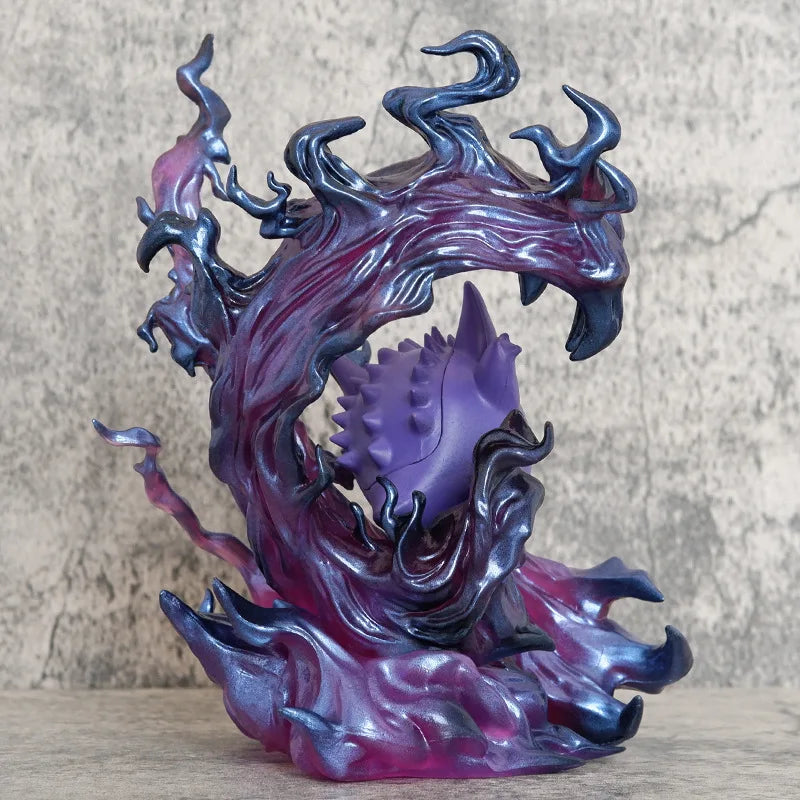 Figurine Pokémon dynamique d'Ectoplasma entouré d'une imposante aura d'énergie ténébreuse