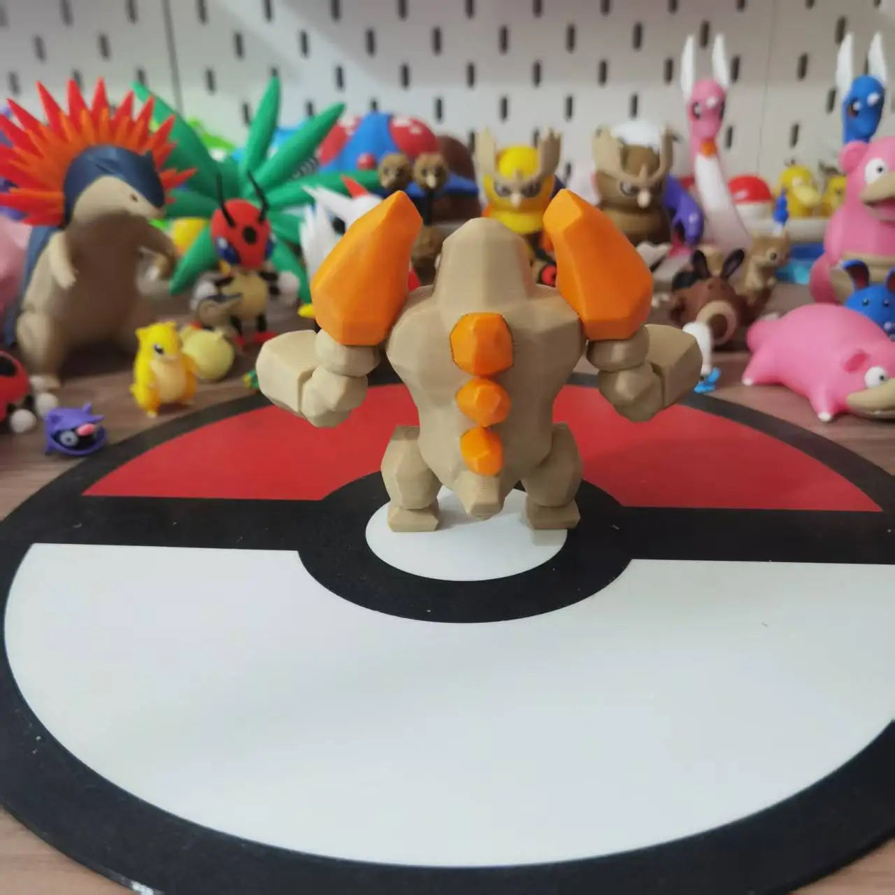 Figurine Pokémon de Regigigas, le colosse légendaire maître des Golems.