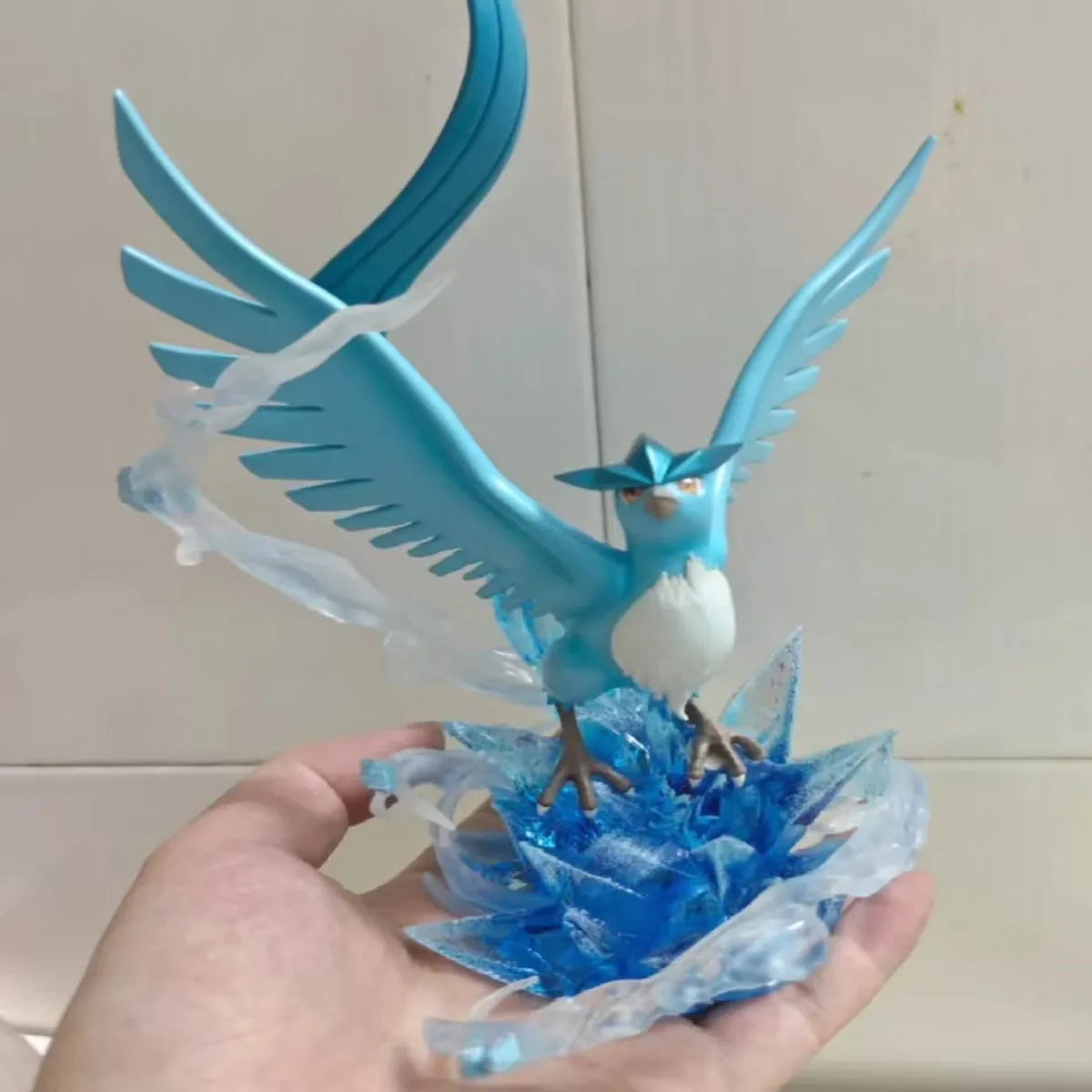 Magnifique statue d'Artikodin survolant un socle de pics de glace et d'effets d'énergie glaciale