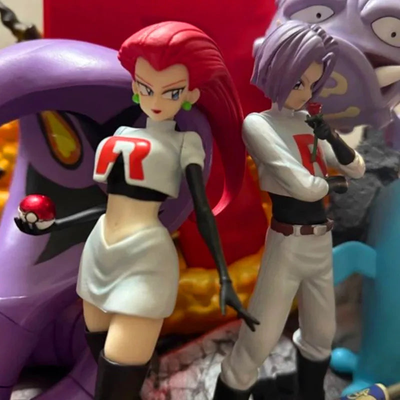 Grande statuette Pokémon représentant la Team Rocket avec Jessie, James, Miaouss et leurs Pokémon emblématiques sur un socle thématique détaillé