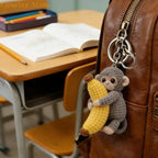 Porte-Clés Singe Tricoté avec Banane – Pendentif Crochet Fait Main Kawaii