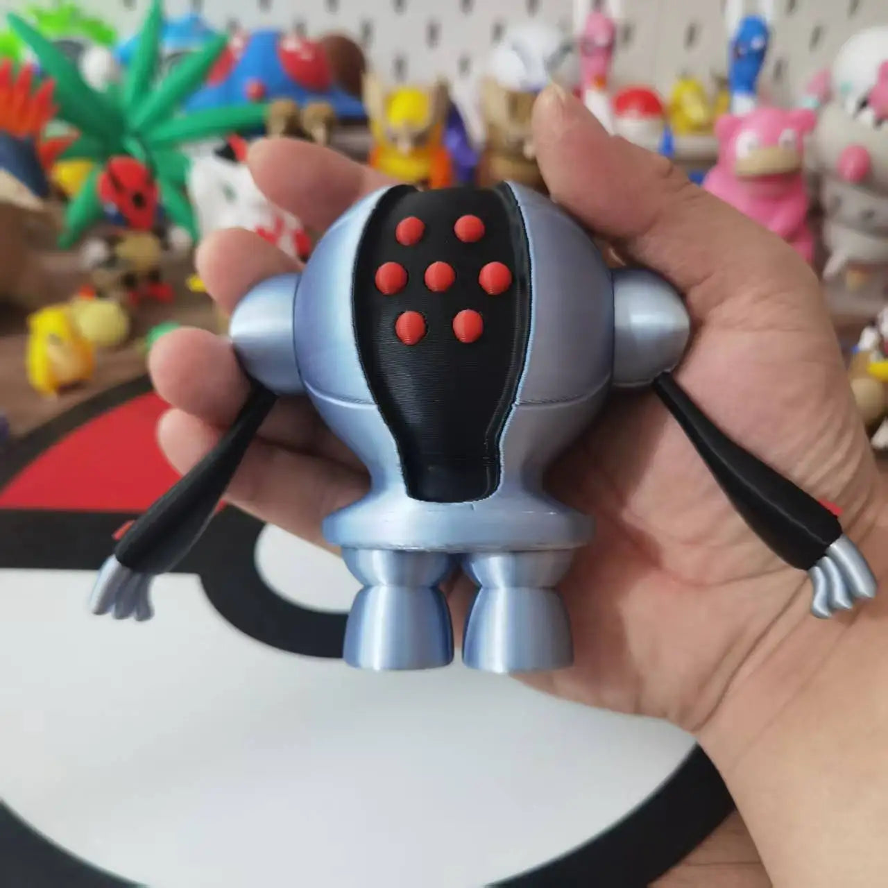 Figurine Pokémon de Regigigas, le colosse légendaire maître des Golems.