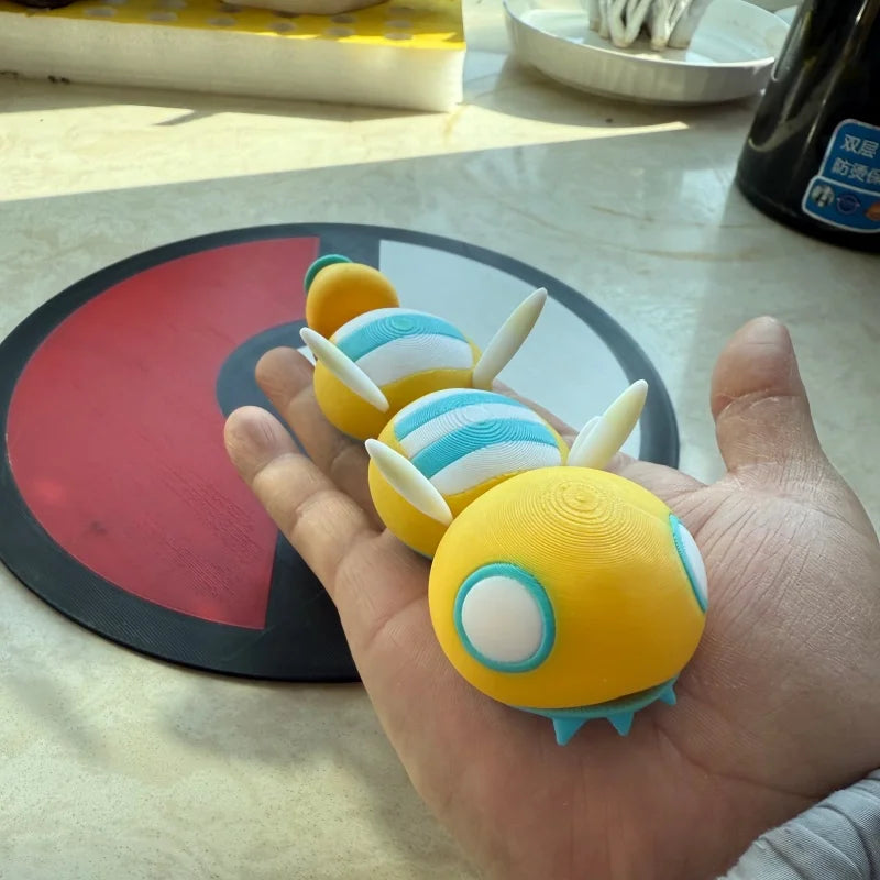 Figurines Pokémon de la ligne évolutive d'Insolourdo et sa forme évoluée Deuxdouspikes.