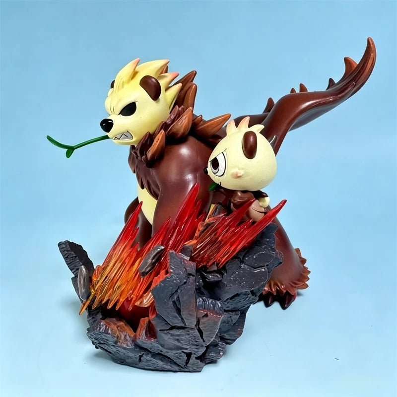 Statuette Pokémon dynamique représentant Pandarbare et Pandespiègle avec des effets d'énergie rose sur un socle d'affrontement.
