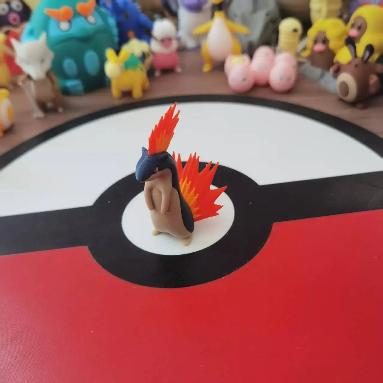 Figurines Pokémon du starter Feu de Johto : Héricendre, Feurisson et Typhlosion.