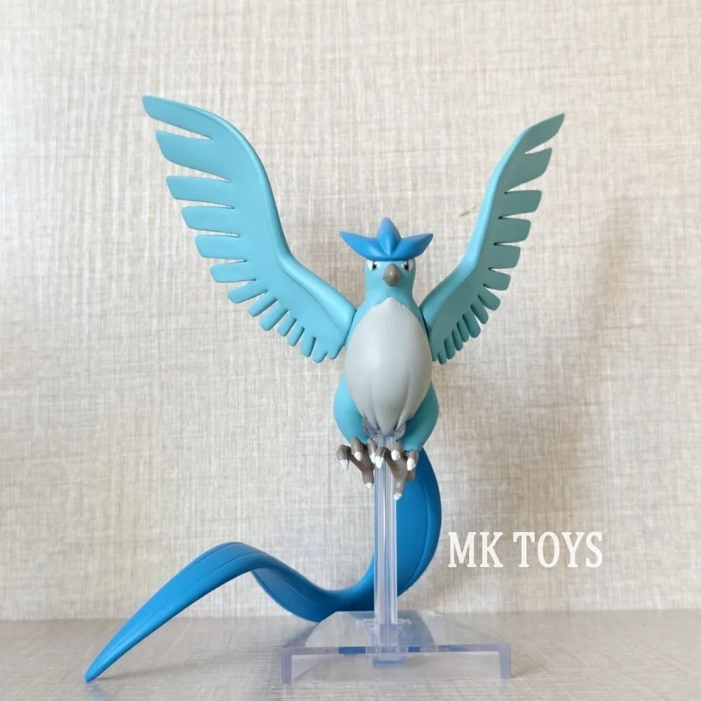 Figurines détaillées des trois oiseaux légendaires originaux de Kanto : Artikodin, Électhor et Sulfura.