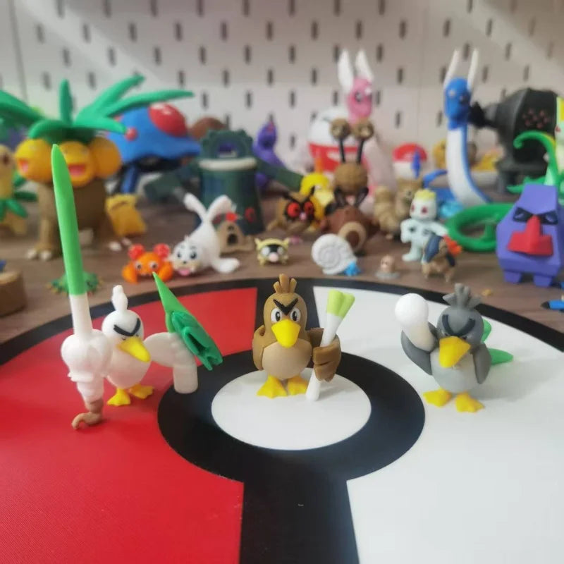 Figurines Pokémon de Canarticho et de son évolution Palarticho avec leur poireau.