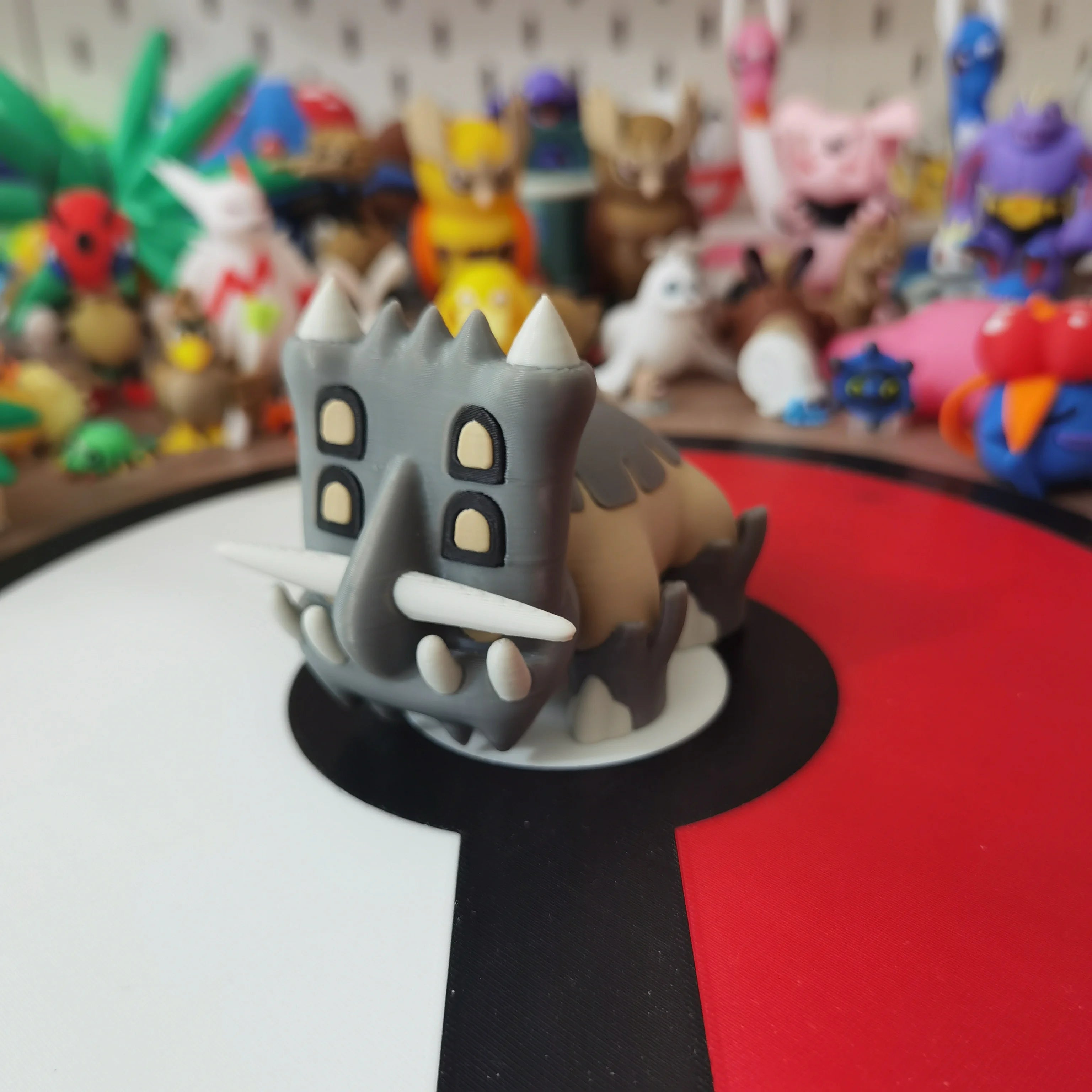 Figurines Pokémon fossiles de Dinoclier et son évolution Bastiodon.