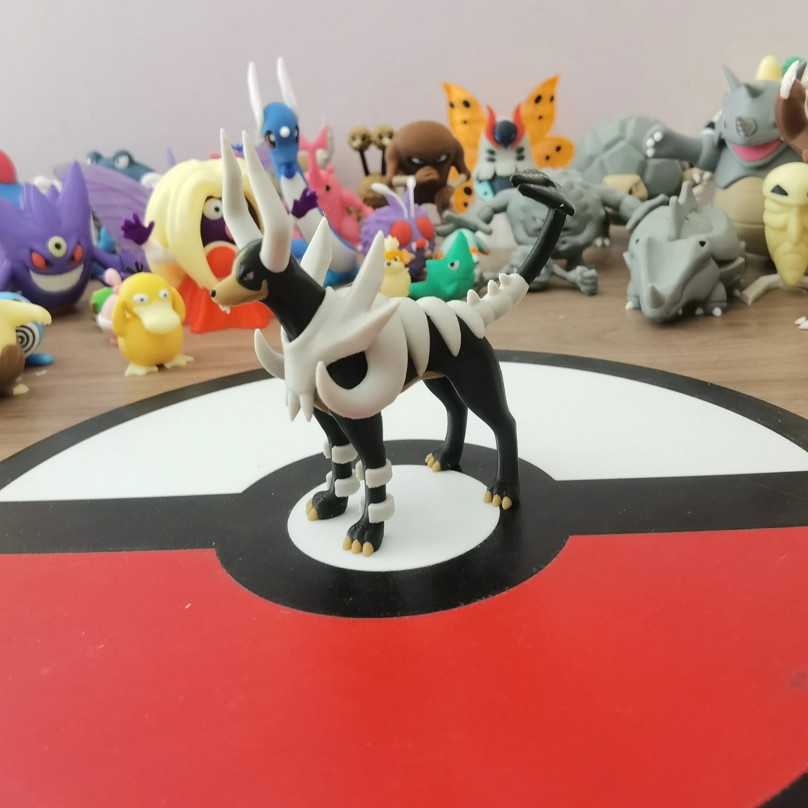 Figurines Pokémon de la ligne évolutive de Malosse, Démolosse et Méga-Démolosse.