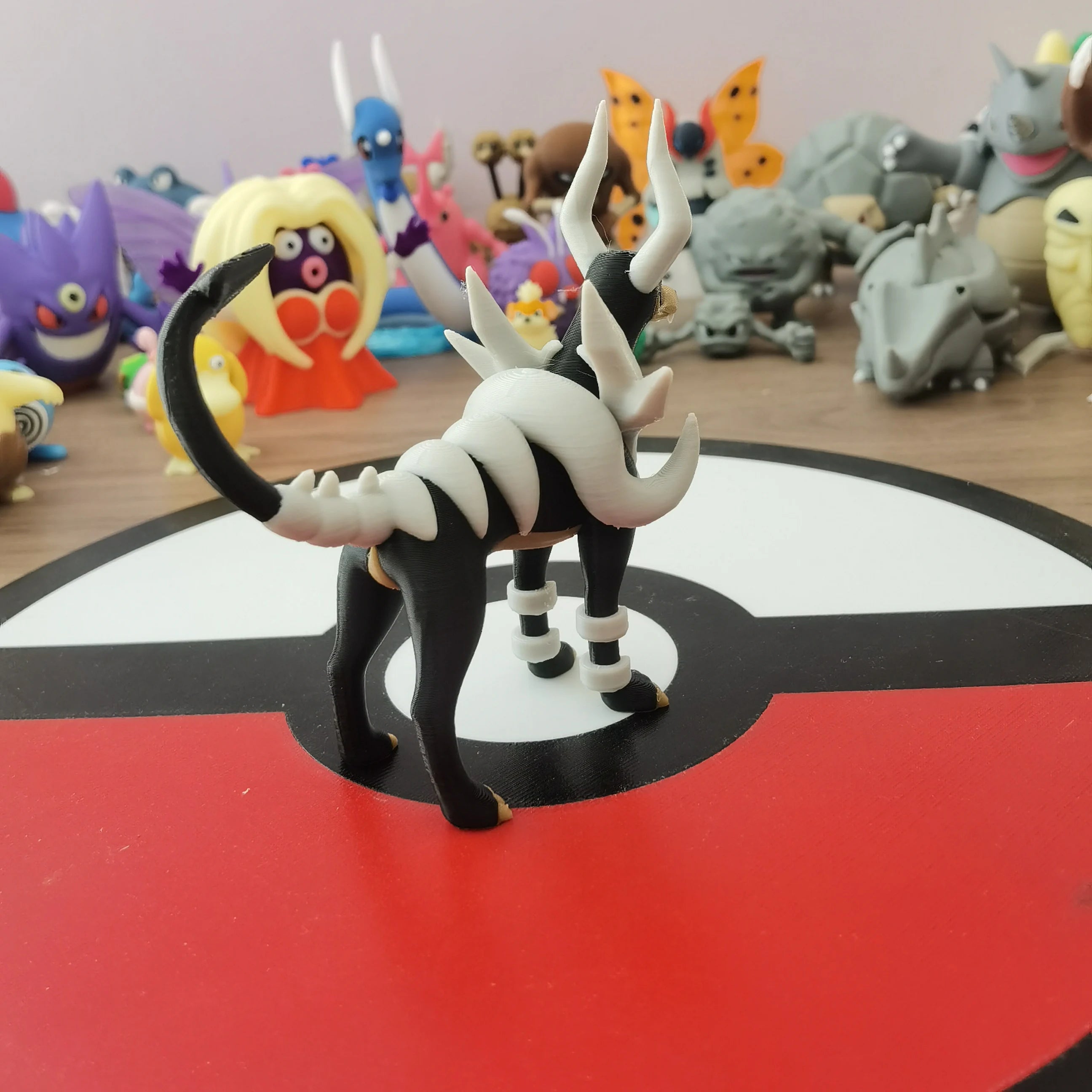 Figurines Pokémon de la ligne évolutive de Malosse, Démolosse et Méga-Démolosse.