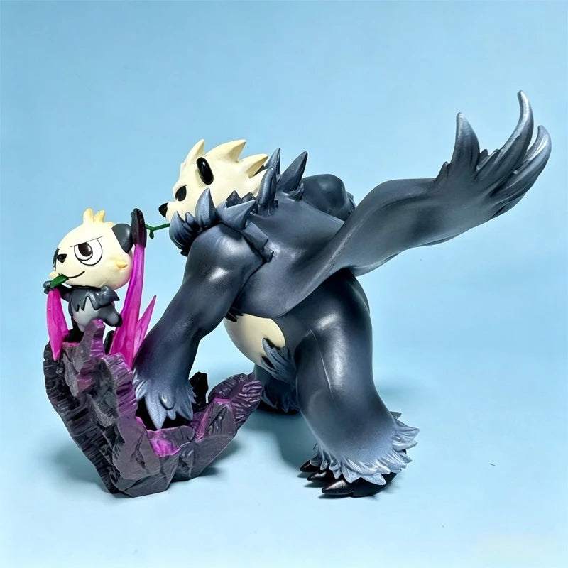 Statuette Pokémon dynamique représentant Pandarbare et Pandespiègle avec des effets d'énergie rose sur un socle d'affrontement.