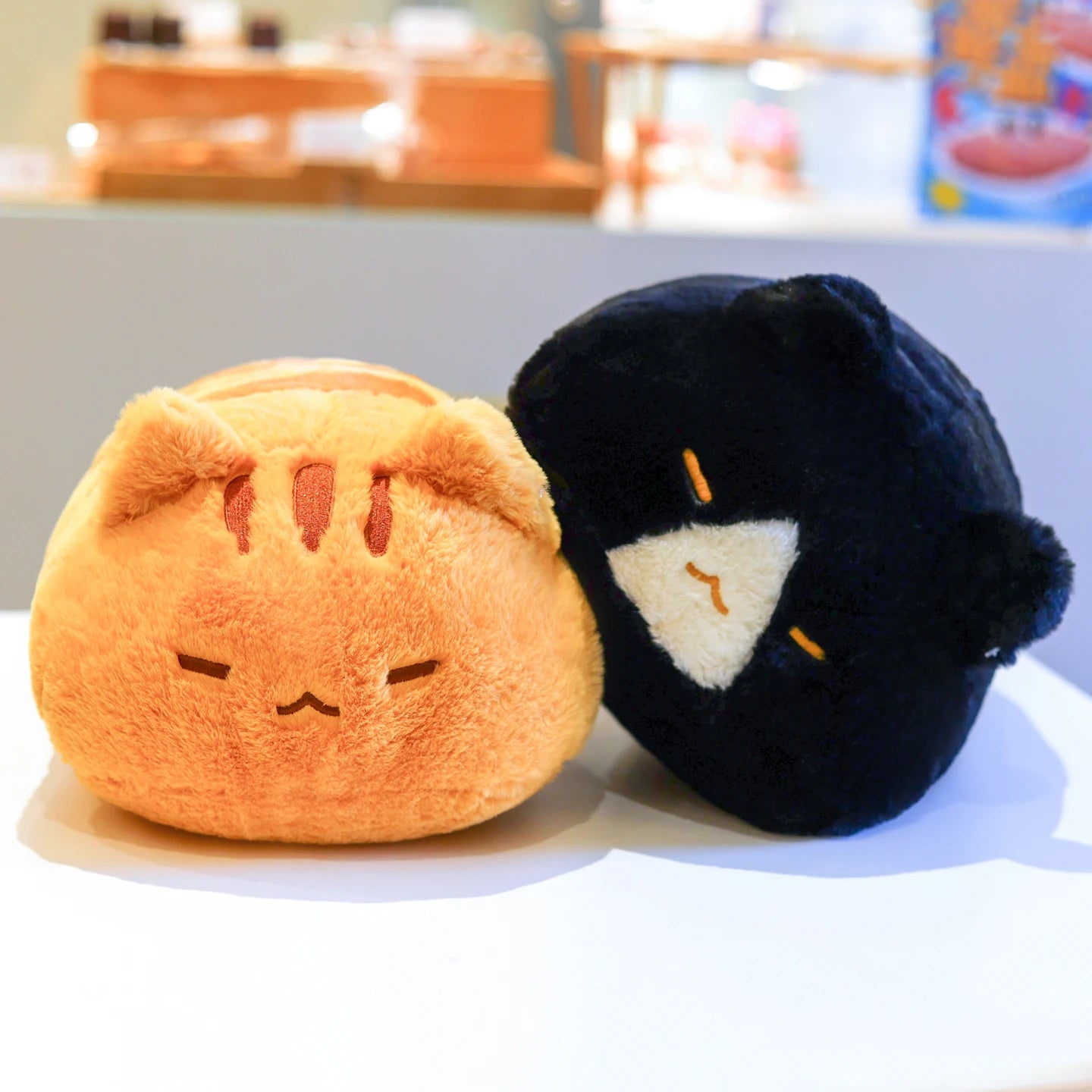 Peluche Chat Roux Moelleux Allongé – Coussin Matou Rayé Doux pour Câlin