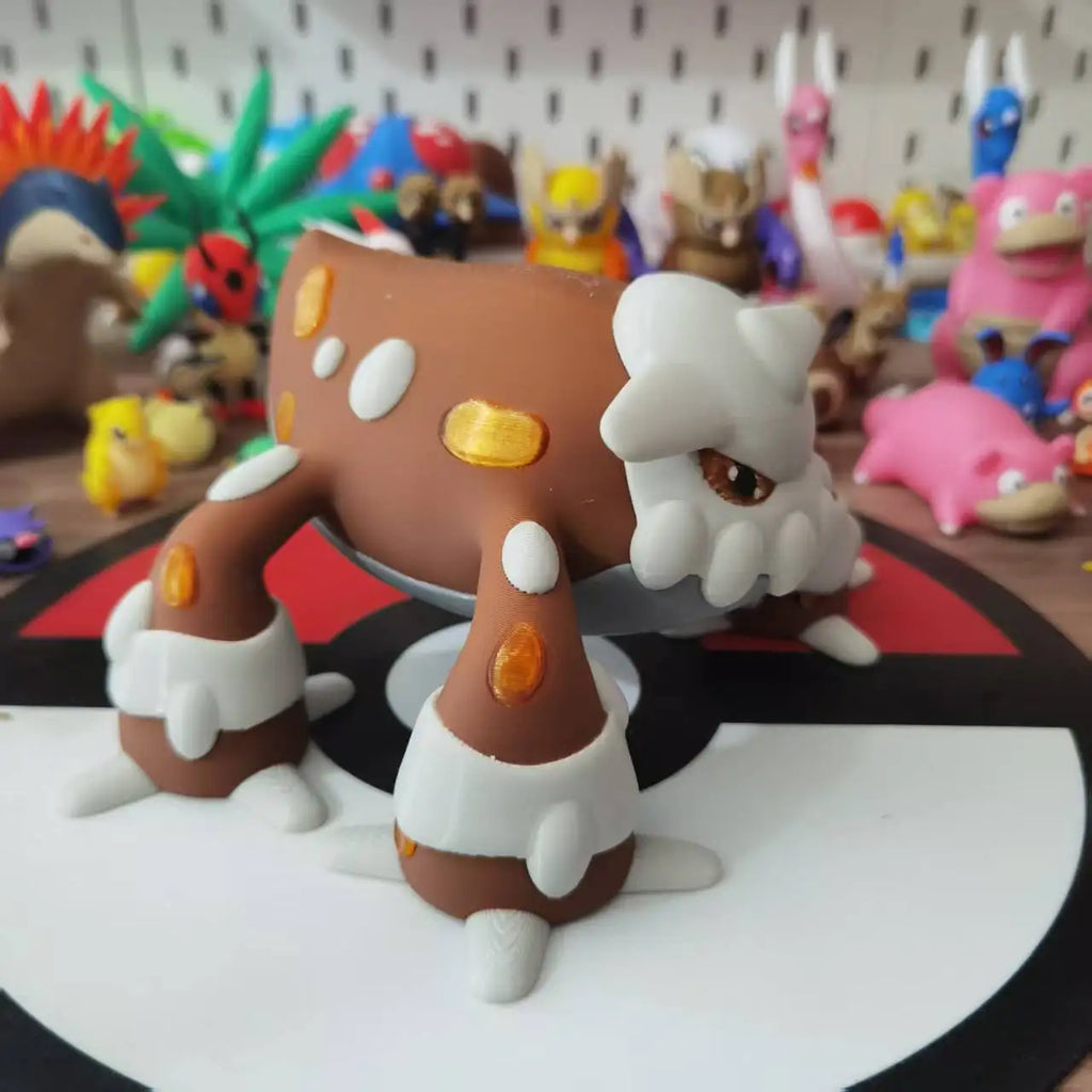 Figurine Pokémon officielle de Heatran, le Pokémon légendaire de type Feu et Acier.
