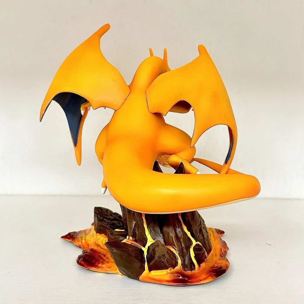 Statuette Pokémon représentant toute la ligne d'évolution de Salamèche à Dracaufeu avec de superbes effets de flammes sur un socle thématique.
