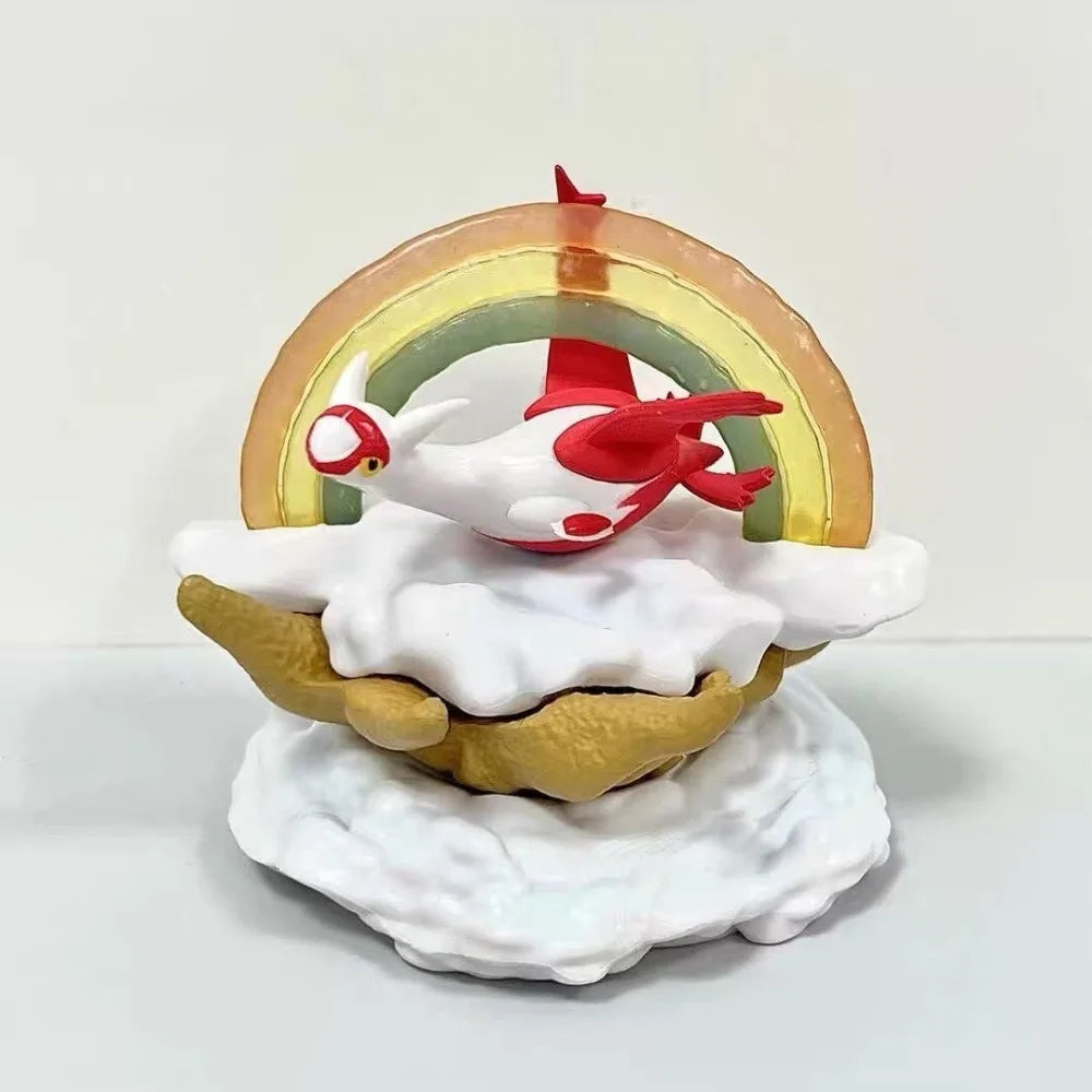 Diorama Pokémon sur le thème de l'hiver représentant un grand arbre décoratif avec plusieurs mini-figurines intégrées sur leurs petits socles thématiques