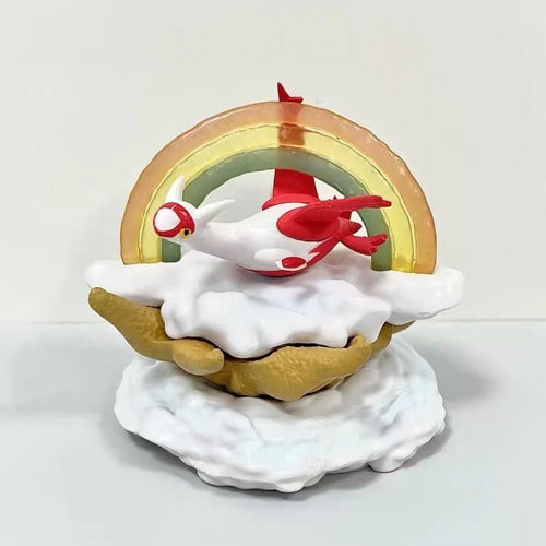 Diorama Pokémon sur le thème de l'hiver représentant un grand arbre décoratif avec plusieurs mini-figurines intégrées sur leurs petits socles thématiques