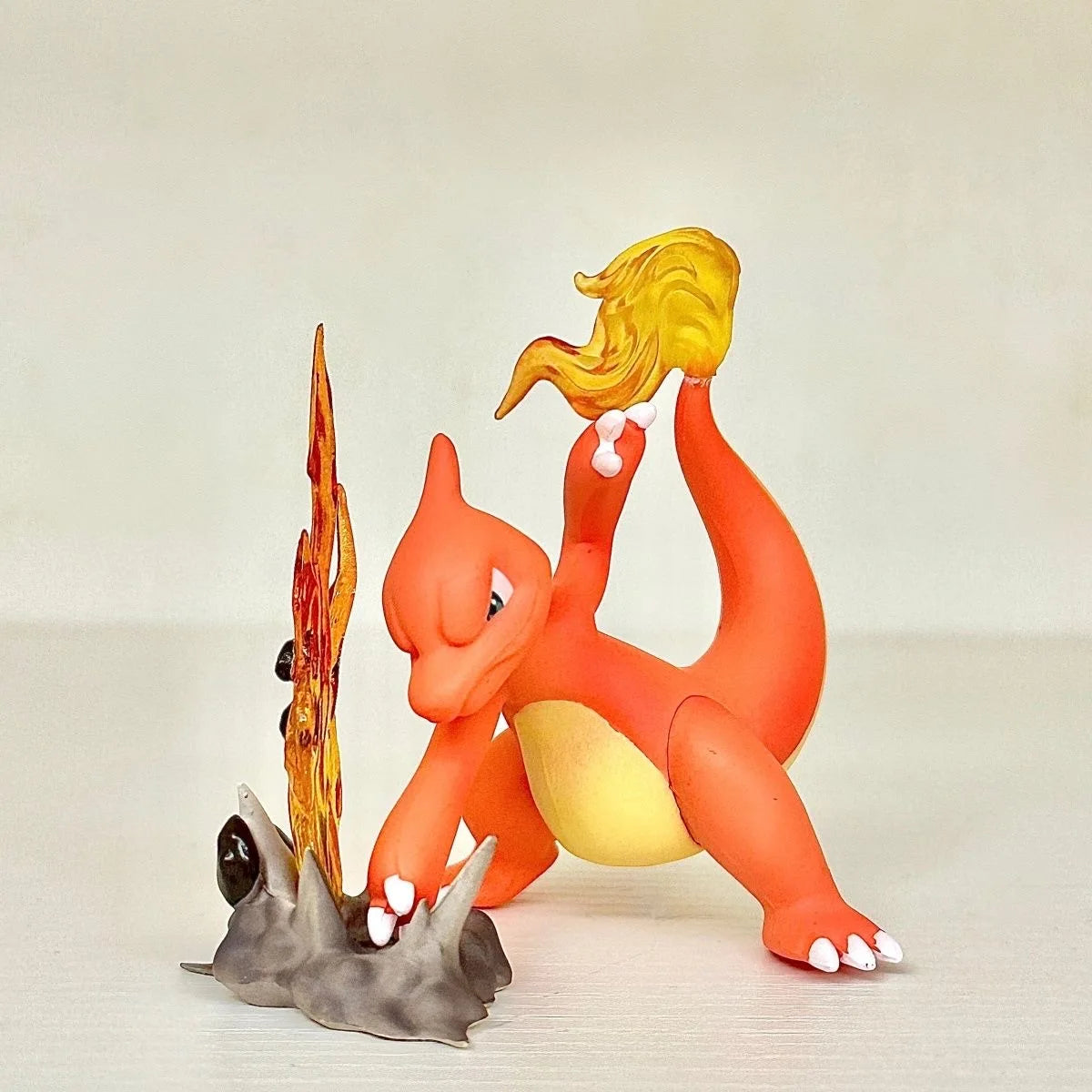 Statuette Pokémon représentant toute la ligne d'évolution de Salamèche à Dracaufeu avec de superbes effets de flammes sur un socle thématique.