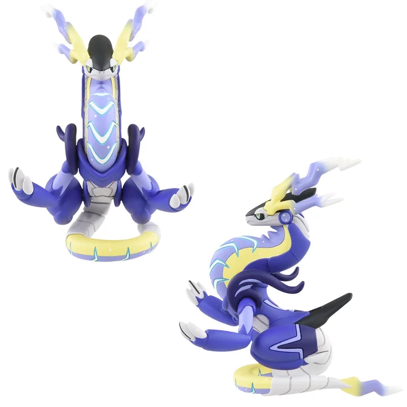 Sélection de figurines Pokémon variées incluant des Pokémon emblématiques, des formes de Teracristal et des dresseurs.