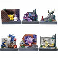 Lot de mini-figurines Pokémon variées présentées sur de petits socles thématiques d'environnement urbain et de ruelle nocturne