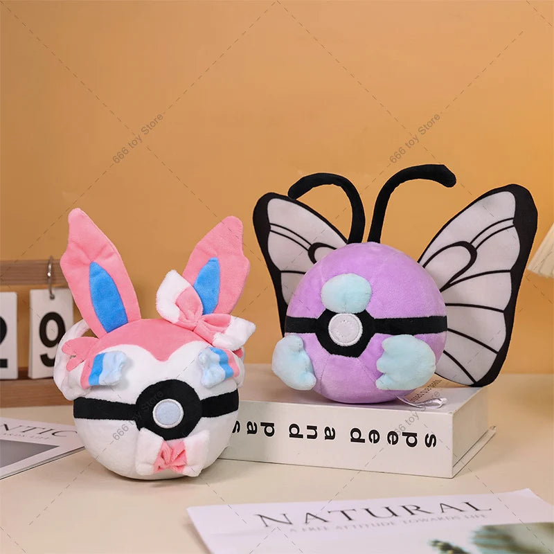 Peluche Pokéball ultra douce déclinée sous plusieurs modèles emblématiques (Super Ball, Hyper Ball, Master Ball, etc.).