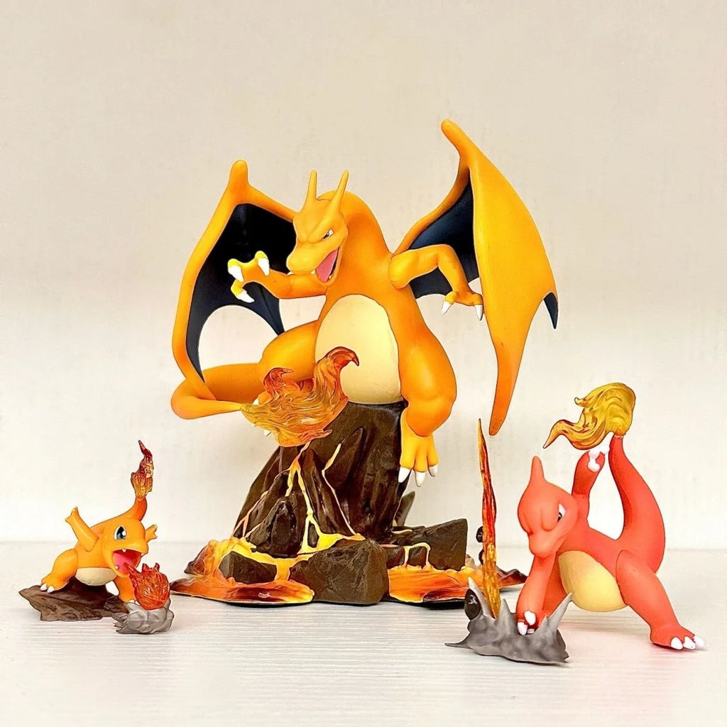 Statuette Pokémon représentant toute la ligne d'évolution de Salamèche à Dracaufeu avec de superbes effets de flammes sur un socle thématique.