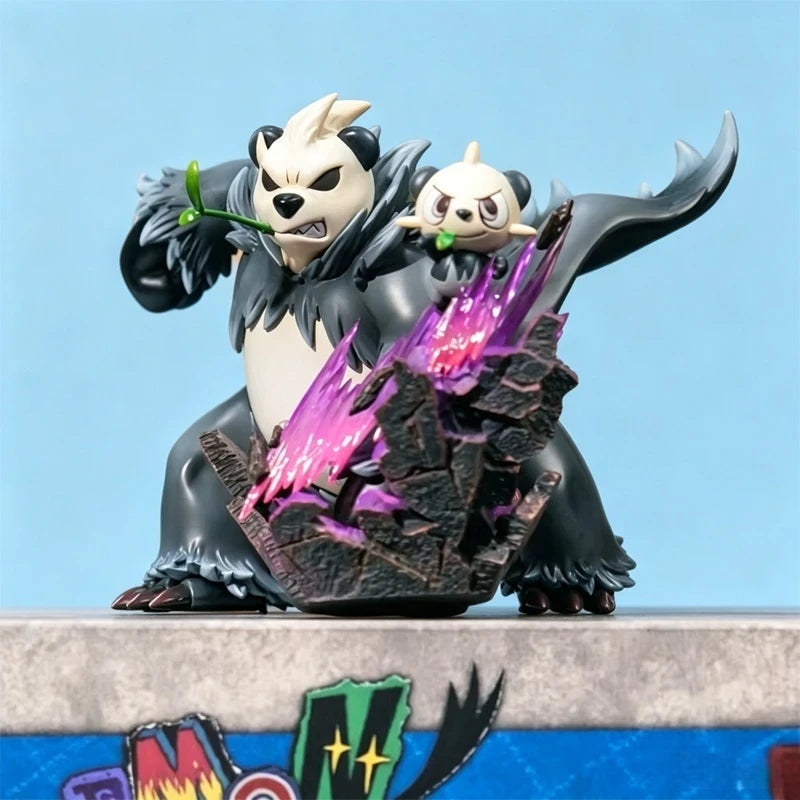 Statuette Pokémon dynamique représentant Pandarbare et Pandespiègle avec des effets d'énergie rose sur un socle d'affrontement.