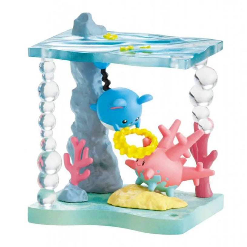 Lot de mini-figurines Pokémon variées présentées sur de petits socles thématiques d'environnement aquatique.