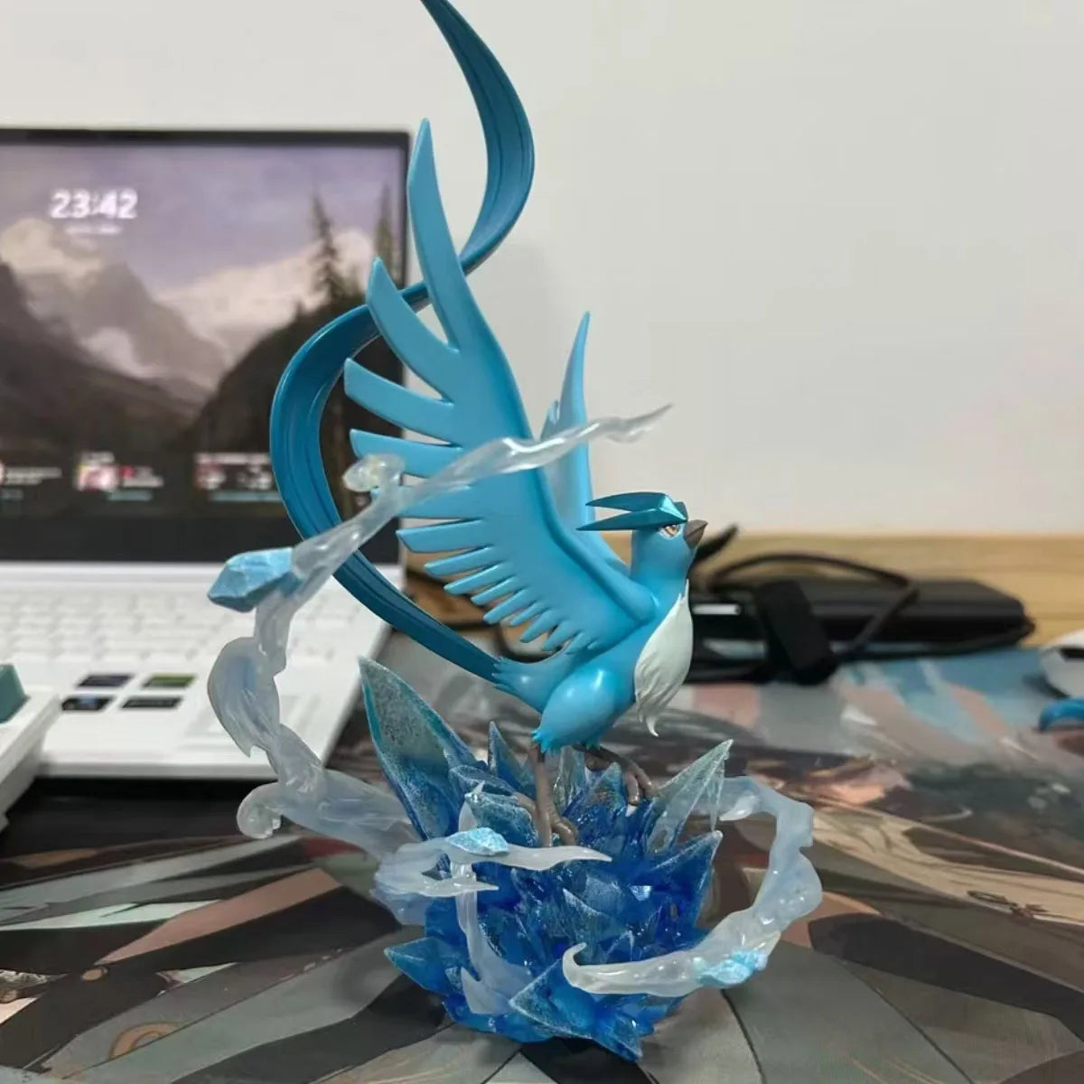 Magnifique statue d'Artikodin survolant un socle de pics de glace et d'effets d'énergie glaciale