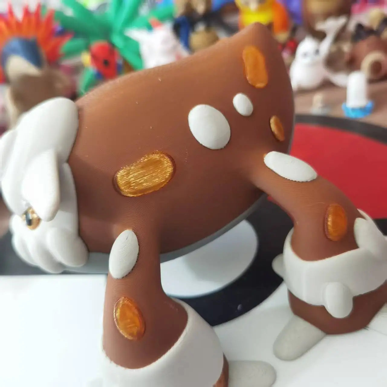 Figurine Pokémon officielle de Heatran, le Pokémon légendaire de type Feu et Acier.
