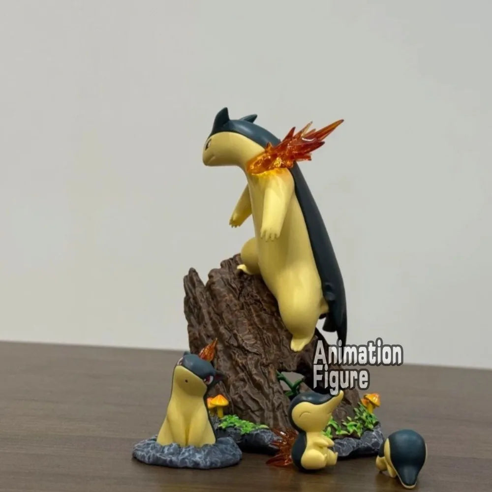 Statuette Pokémon représentant Typhlosion et Héricendre en plein combat, présentés sur un socle thématique d'environnement naturel nocturne.