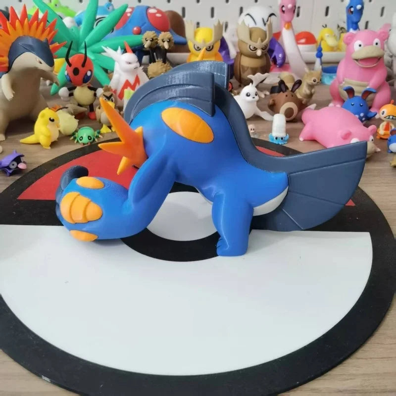 Figurine Pokémon imposante de Méga-Laggron en posture de combat dynamique