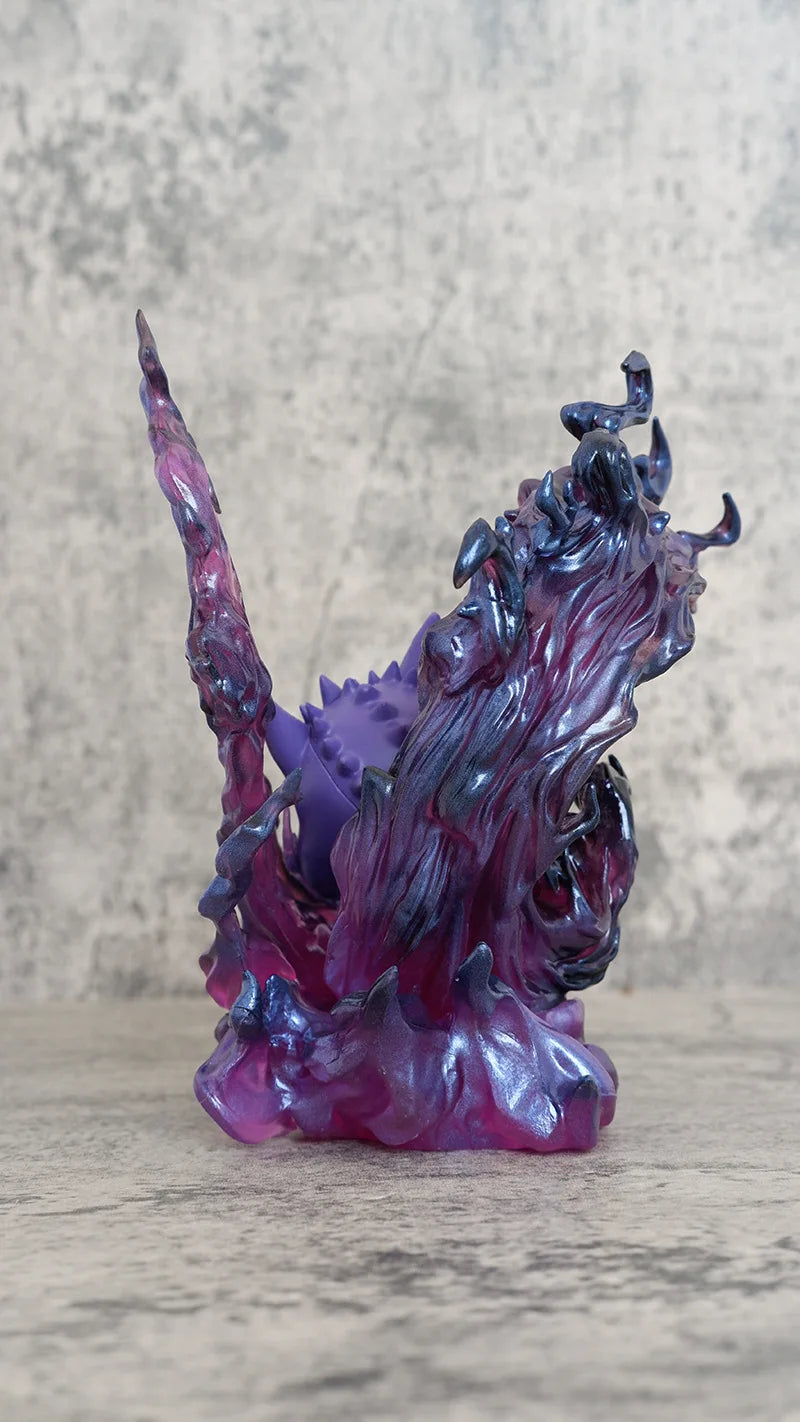 Figurine Pokémon dynamique d'Ectoplasma entouré d'une imposante aura d'énergie ténébreuse