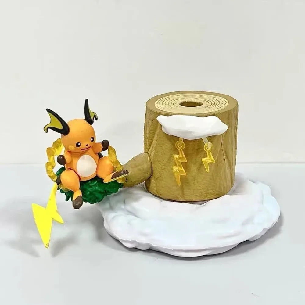 Diorama Pokémon sur le thème de l'hiver représentant un grand arbre décoratif avec plusieurs mini-figurines intégrées sur leurs petits socles thématiques