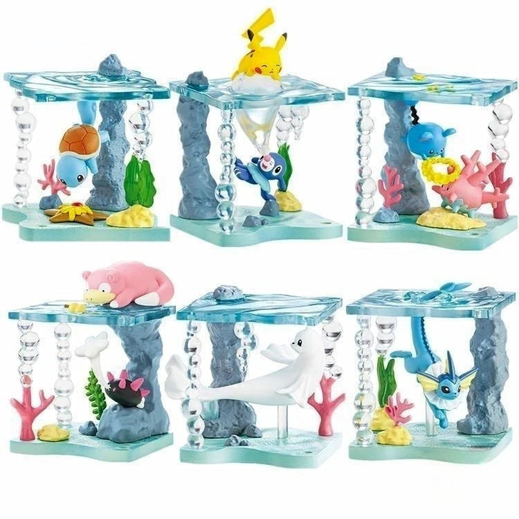 Lot de mini-figurines Pokémon variées présentées sur de petits socles thématiques d'environnement aquatique.