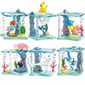 Lot de mini-figurines Pokémon variées présentées sur de petits socles thématiques d'environnement aquatique.