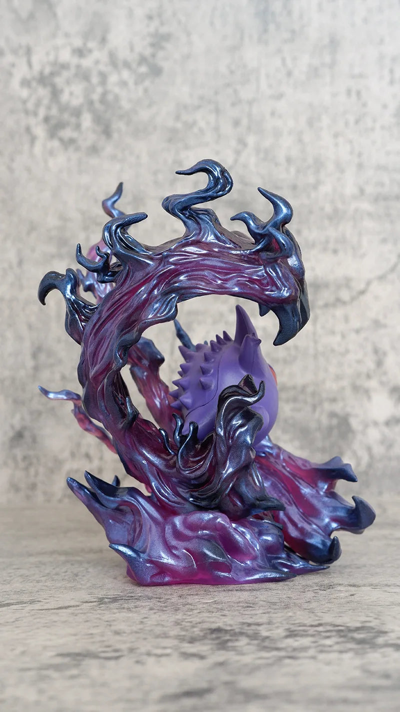 Figurine Pokémon dynamique d'Ectoplasma entouré d'une imposante aura d'énergie ténébreuse