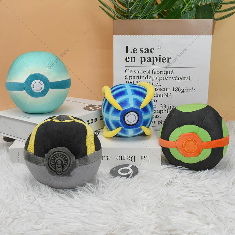 Peluche Pokéball ultra douce déclinée sous plusieurs modèles emblématiques (Super Ball, Hyper Ball, Master Ball, etc.).