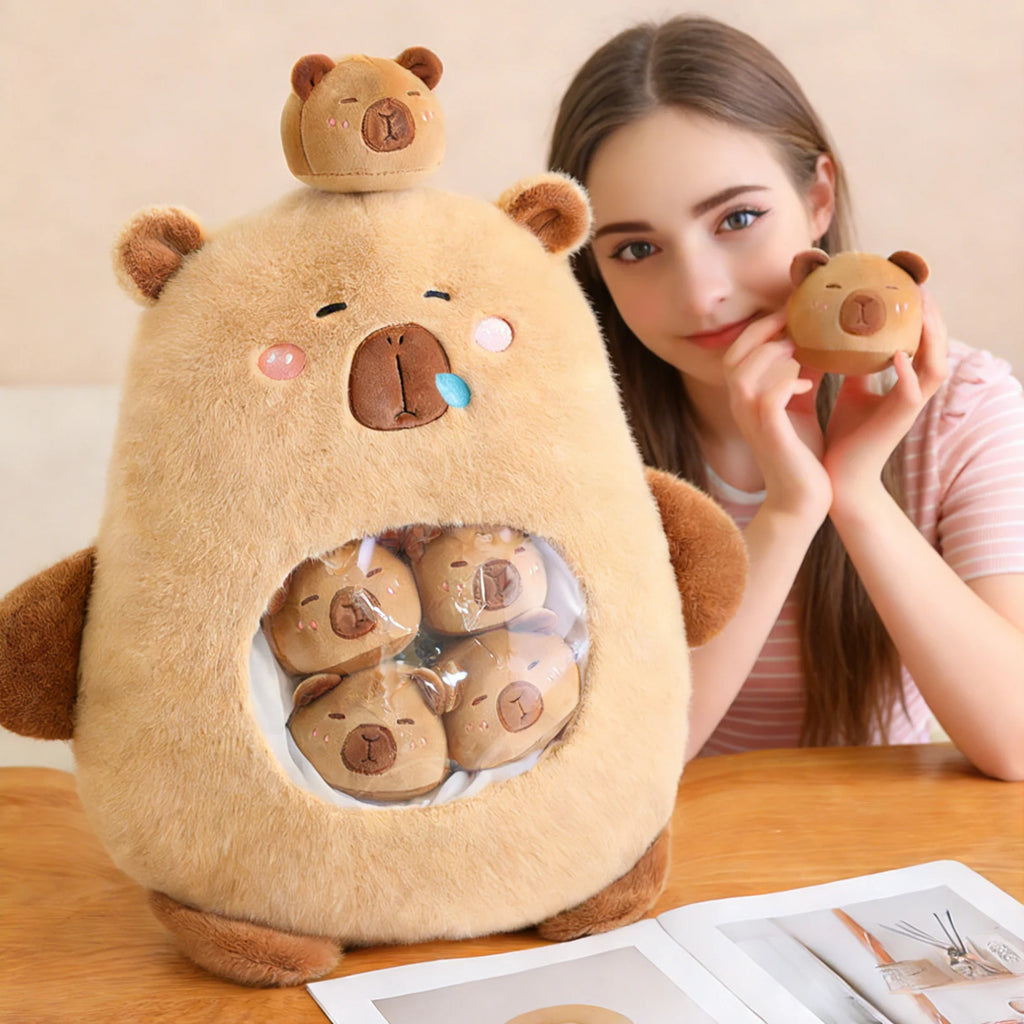 Coussin Peluche Capybara Fenêtre – Sachet Transparent Rempli de Mini Doudous