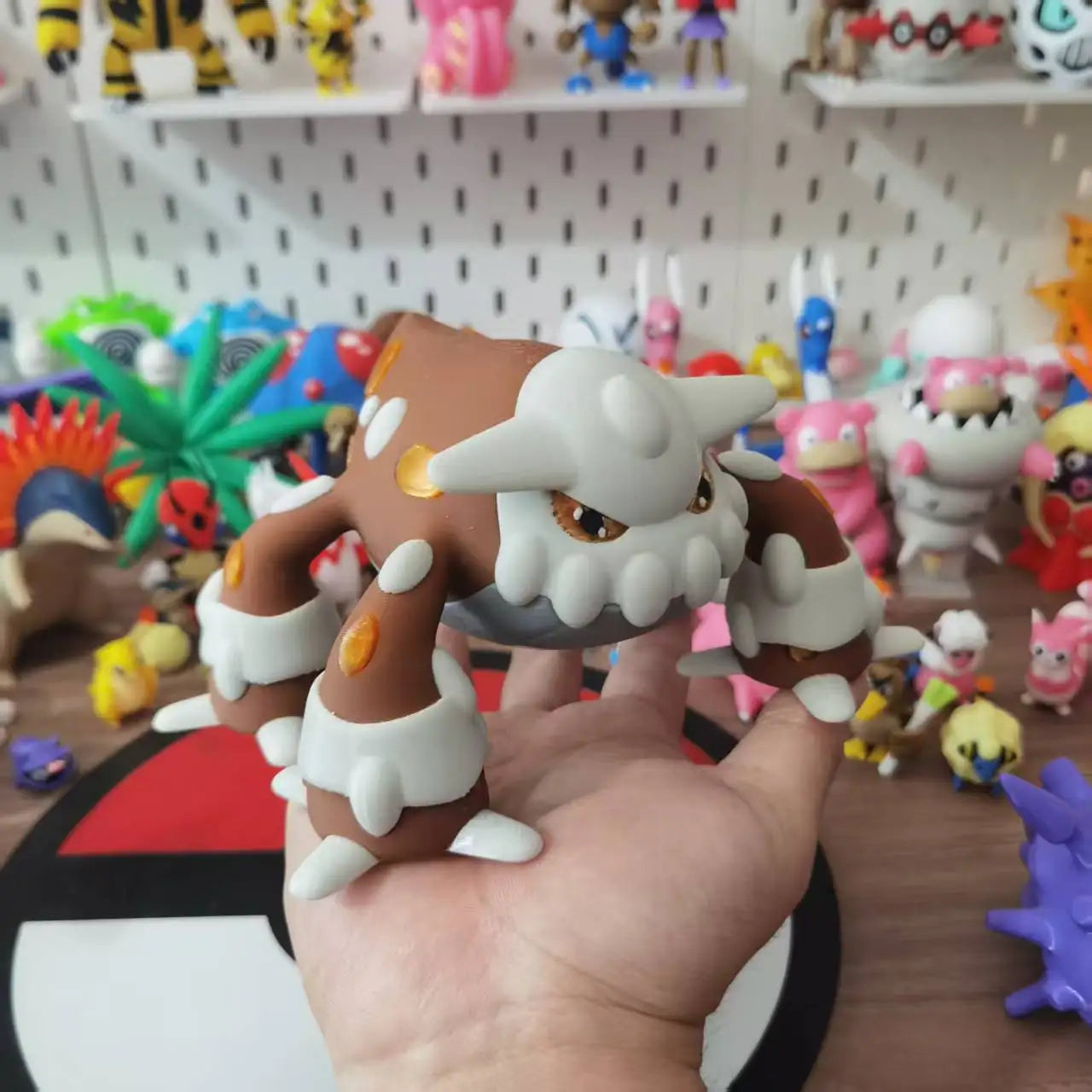 Figurine Pokémon officielle de Heatran, le Pokémon légendaire de type Feu et Acier.