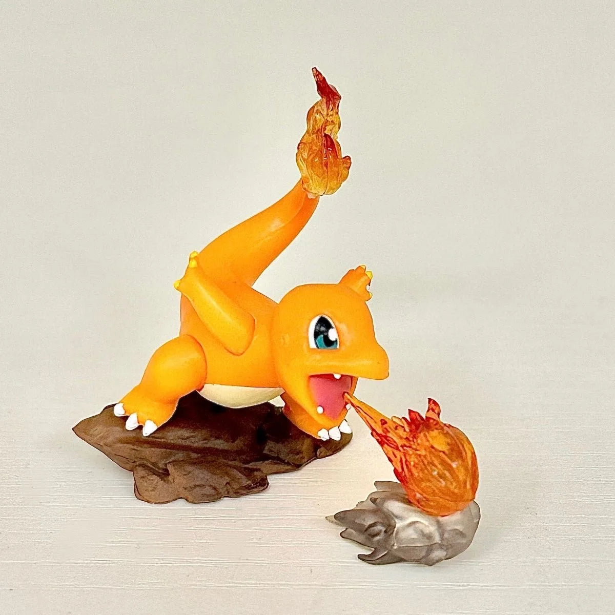 Statuette Pokémon représentant toute la ligne d'évolution de Salamèche à Dracaufeu avec de superbes effets de flammes sur un socle thématique.