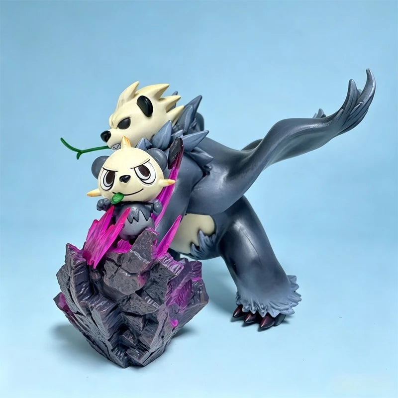Statuette Pokémon dynamique représentant Pandarbare et Pandespiègle avec des effets d'énergie rose sur un socle d'affrontement.