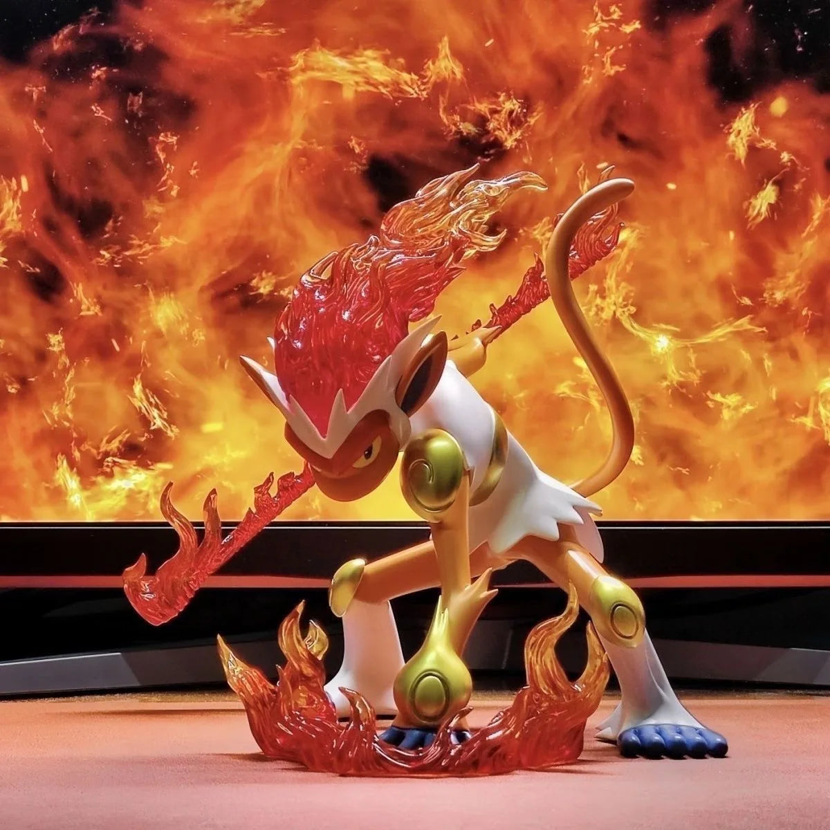 Figurine Pokémon de Simiabraz en position de combat au milieu d'un cercle de feu ardent.
