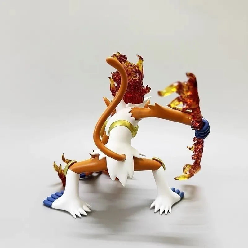 Figurine Pokémon de Simiabraz en position de combat au milieu d'un cercle de feu ardent.