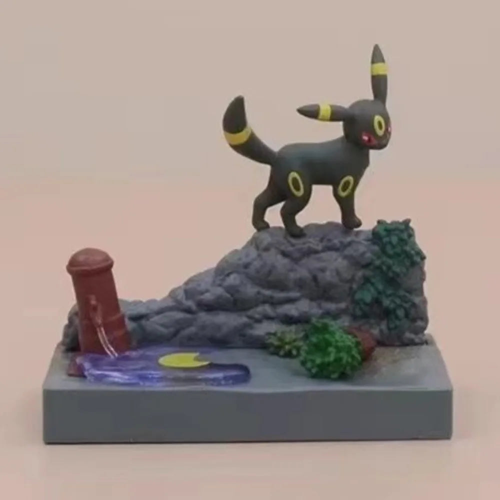 Lot de mini-figurines Pokémon variées présentées sur de petits socles thématiques d'environnement urbain et de ruelle nocturne