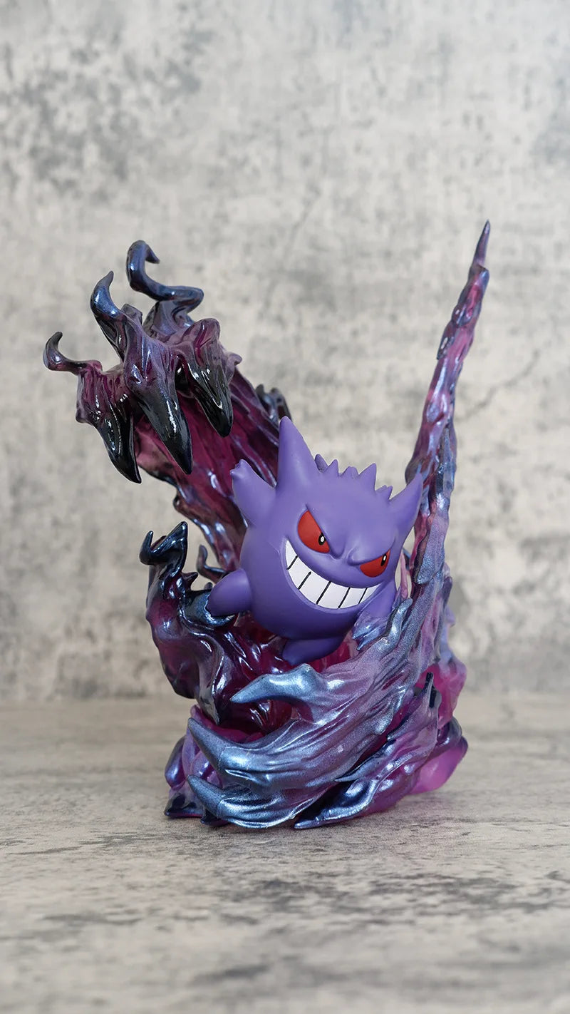 Figurine Pokémon dynamique d'Ectoplasma entouré d'une imposante aura d'énergie ténébreuse
