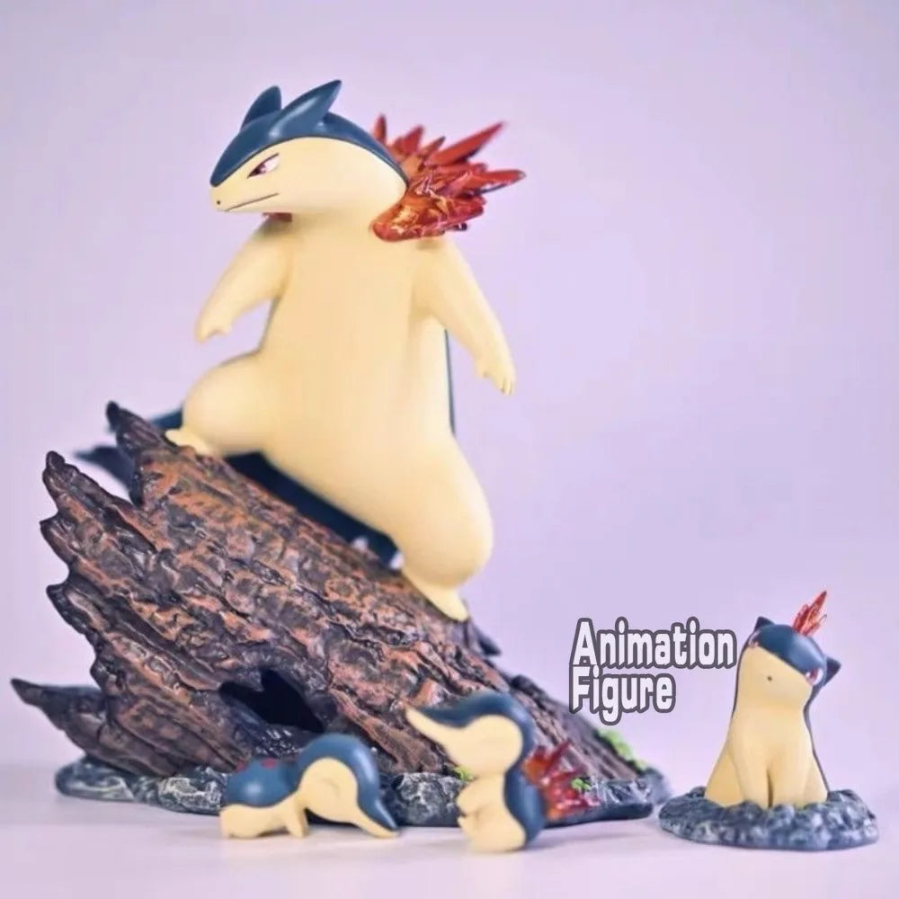 Statuette Pokémon représentant Typhlosion et Héricendre en plein combat, présentés sur un socle thématique d'environnement naturel nocturne.