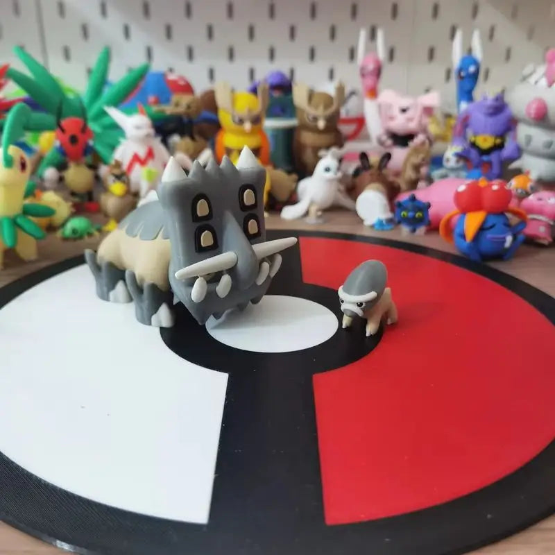 Figurines Pokémon fossiles de Dinoclier et son évolution Bastiodon.