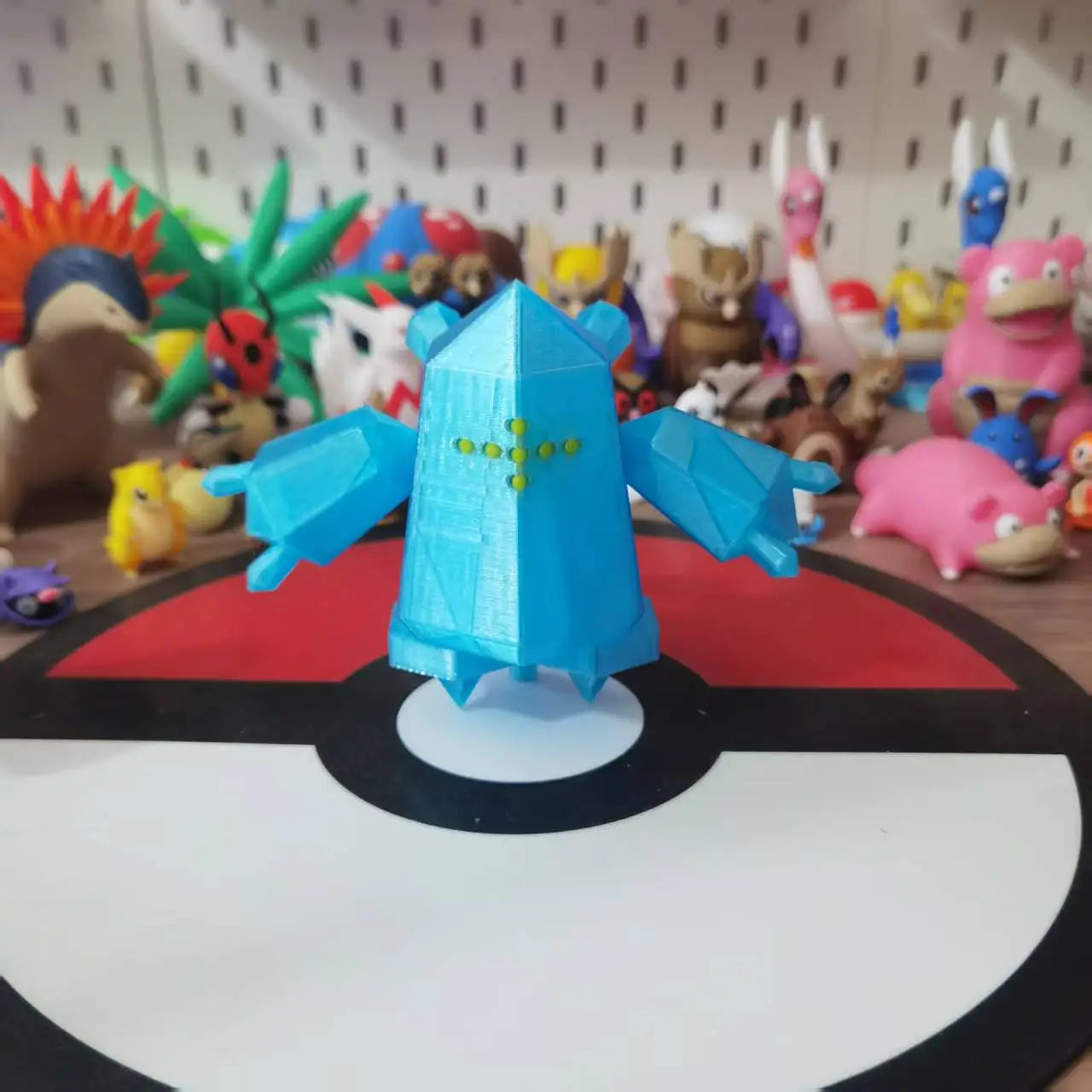 Figurine Pokémon de Regigigas, le colosse légendaire maître des Golems.
