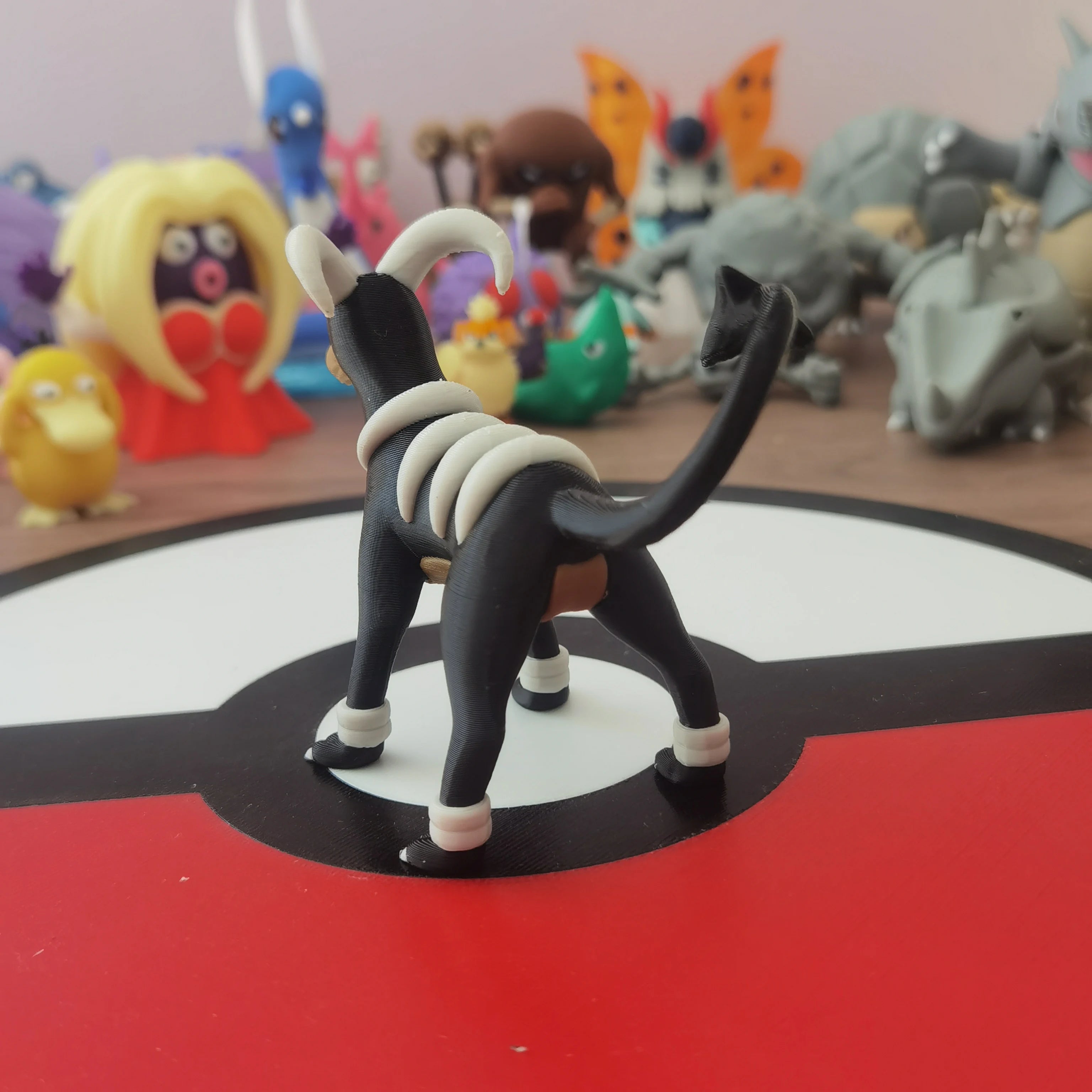 Figurines Pokémon de la ligne évolutive de Malosse, Démolosse et Méga-Démolosse.
